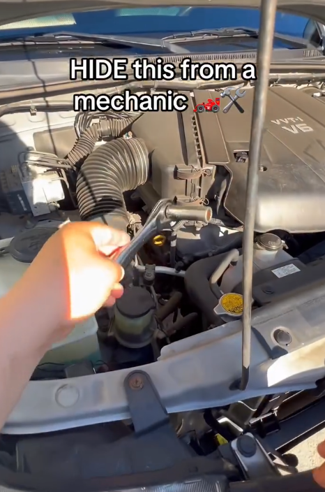 Mata magnetyczna podczas pracy przy samochodzie